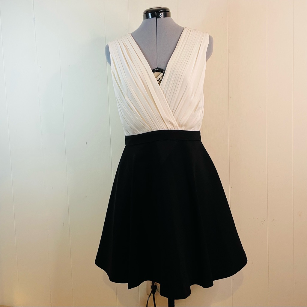 Nwt - Alice + Olivia Tobin Low Cut Combo Flare Dress
